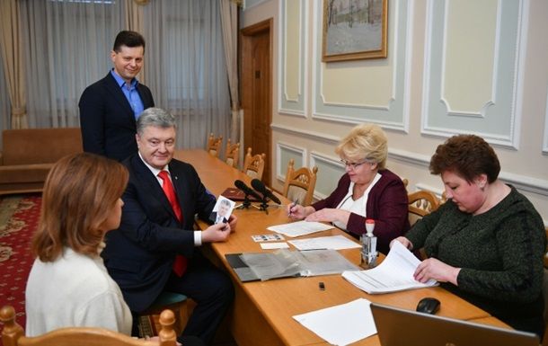 Порошенко подал документы в ЦИК для участия в президентских выборах