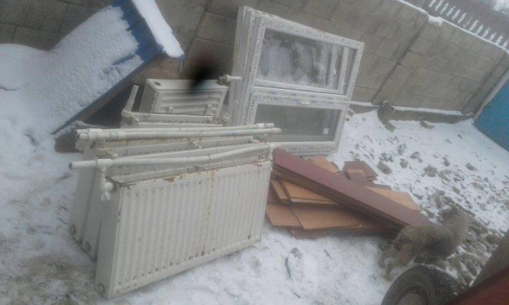Doi bărbați suspectați de comiterea mai multor furturi, reținuți