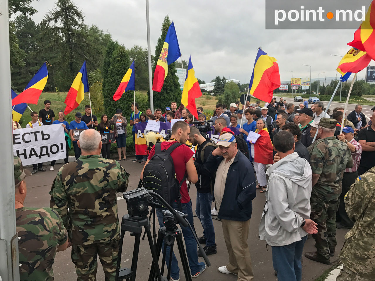 Dmitri Rogozin, primit cu proteste pe aeroportul din Chișinău