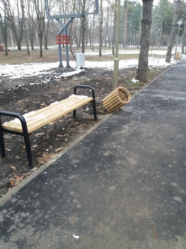 Вандалам урны "помешали" отдыхать в парке Унген