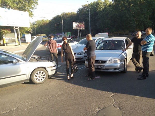 Accident în Capitală. Două maşini, grav avariate