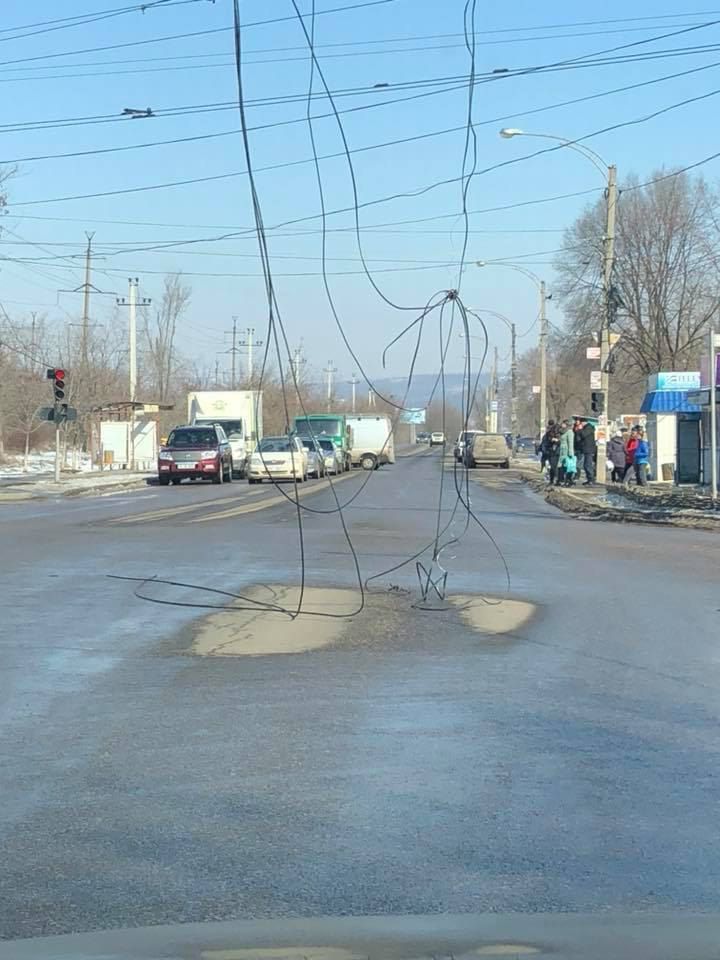 InfoTrafic: На Чеканах свисающие провода создают опасность на дороге