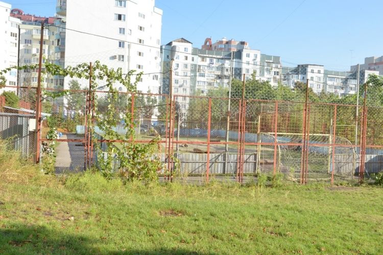 В столице оборудовали еще одну футбольную площадку в жилом квартале