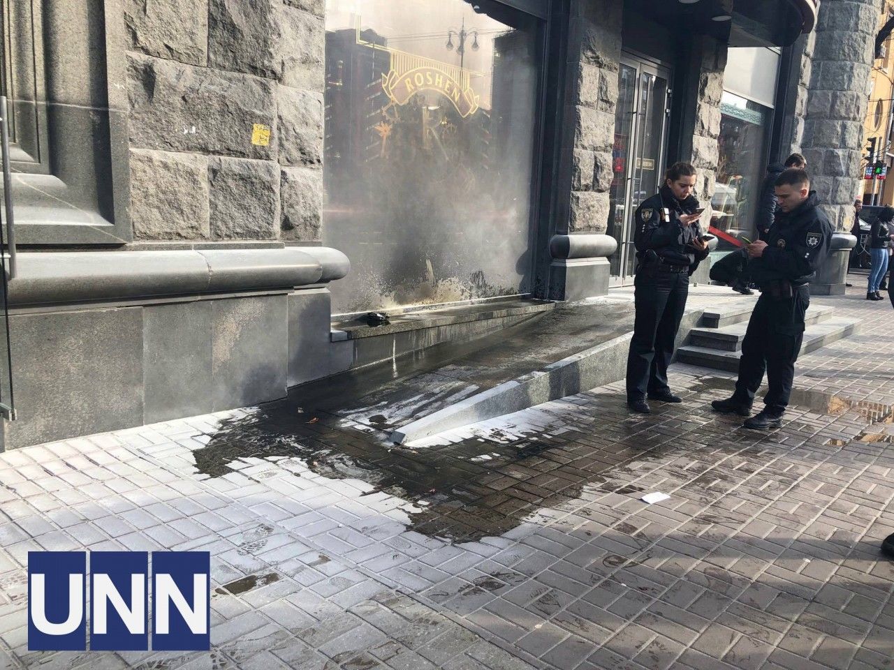 В центре Киева подожгли еще один магазин Roshen