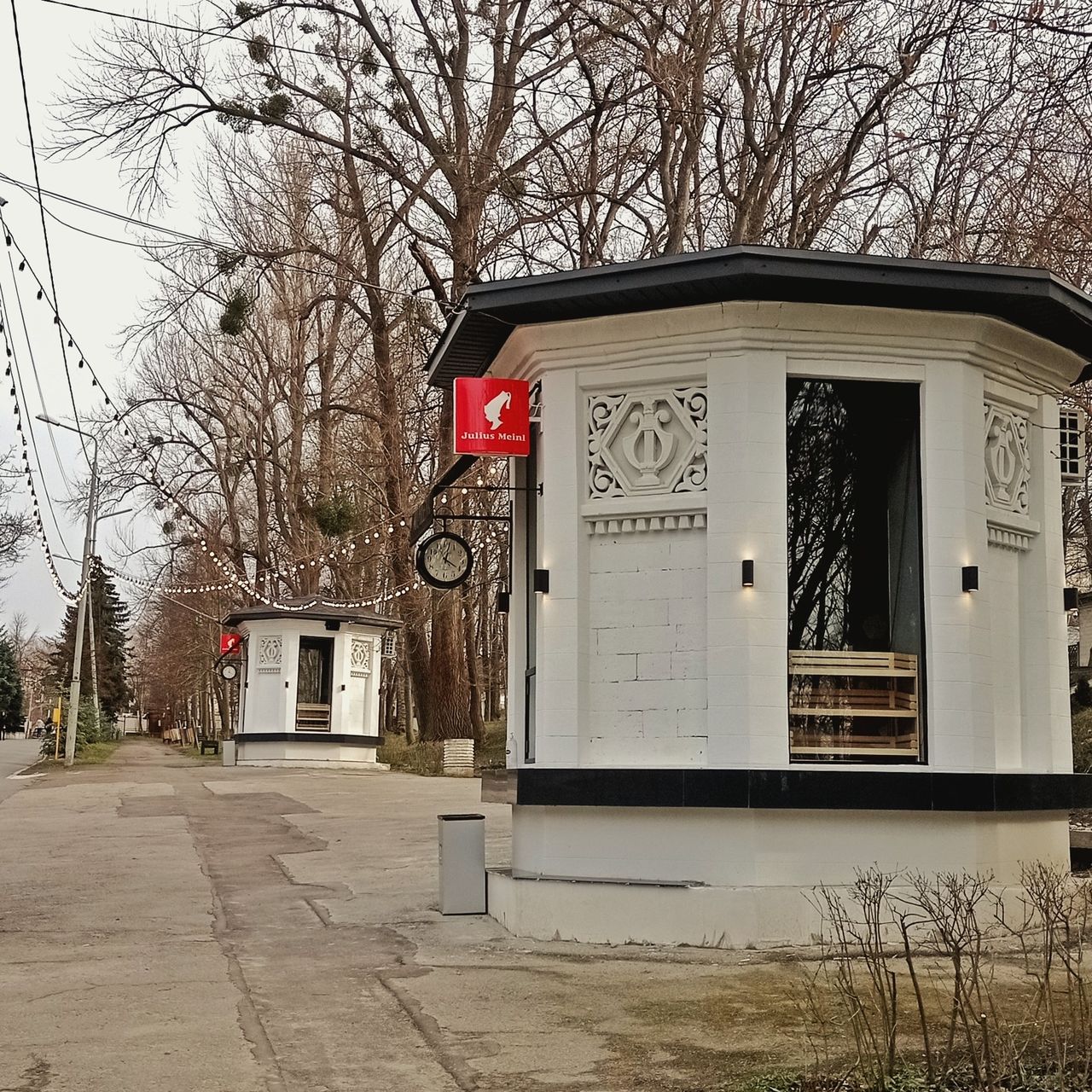 Из касс Зеленого театра сделали кофейни с яркими вывесками