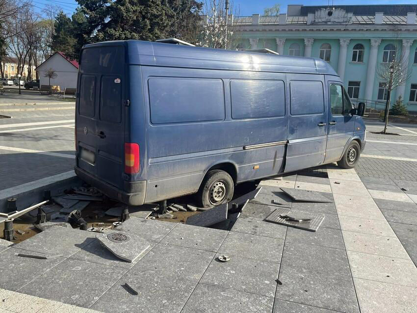 В Унгенах микроавтобус заехал на ремонтируемую площадь и повредил плитку