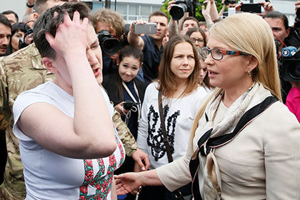 Савченко объяснила свой отказ от цветов Тимошенко обысками