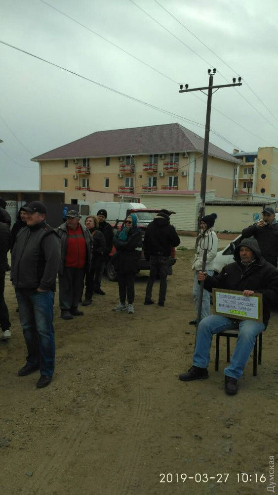 В Затоке продолжают застраивать побережье: КамАзы подвозят арматуру и щебень