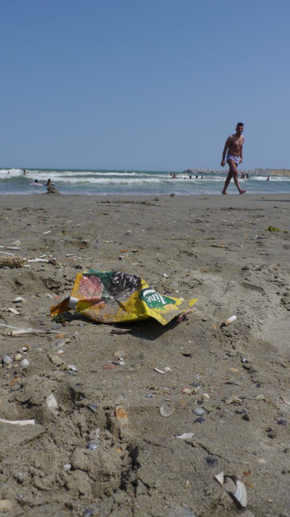 Отдыхающие в Румынии пытаются спастись в море от жары, несмотря на опасность