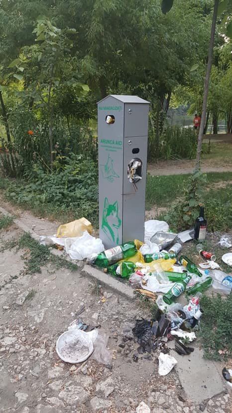Устройства для сбора экскрементов животных подверглись атаке вандалов