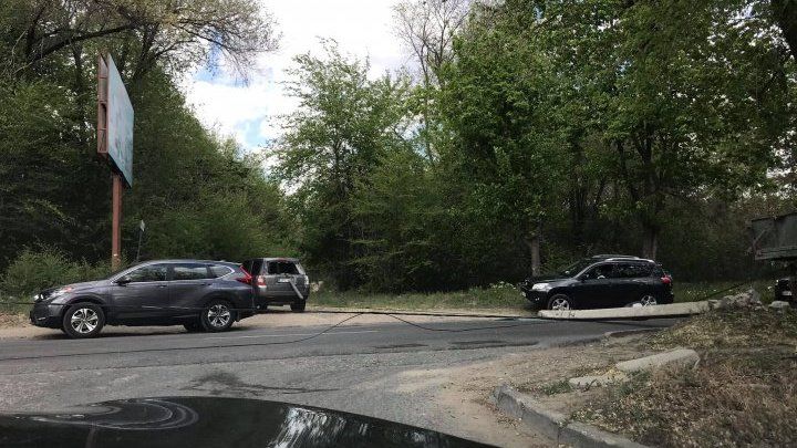 В Кишиневе рухнувший столб перекрыл дорожное движение