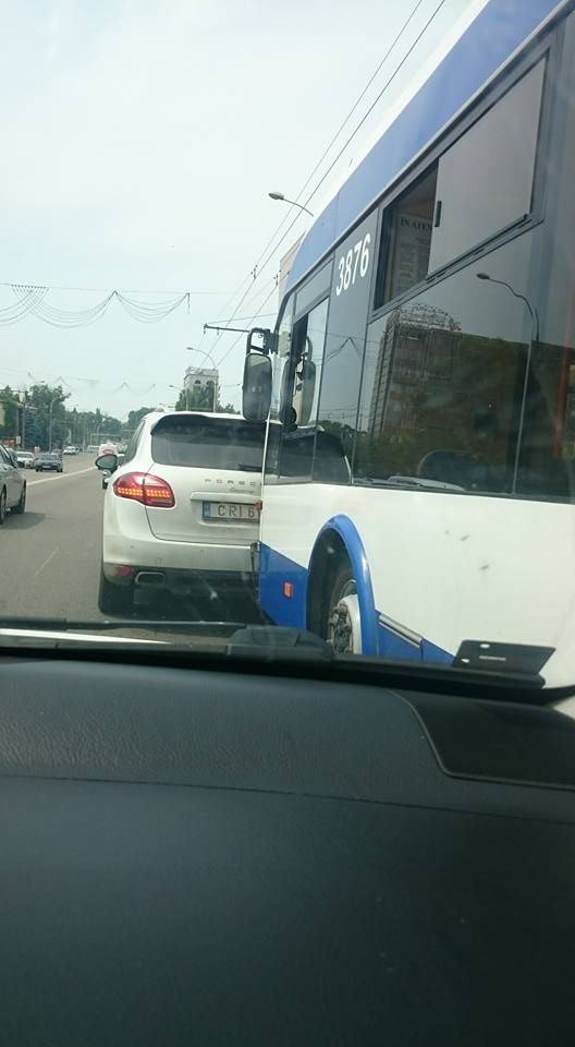 На Буюканах троллейбус столкнулся с Porsche