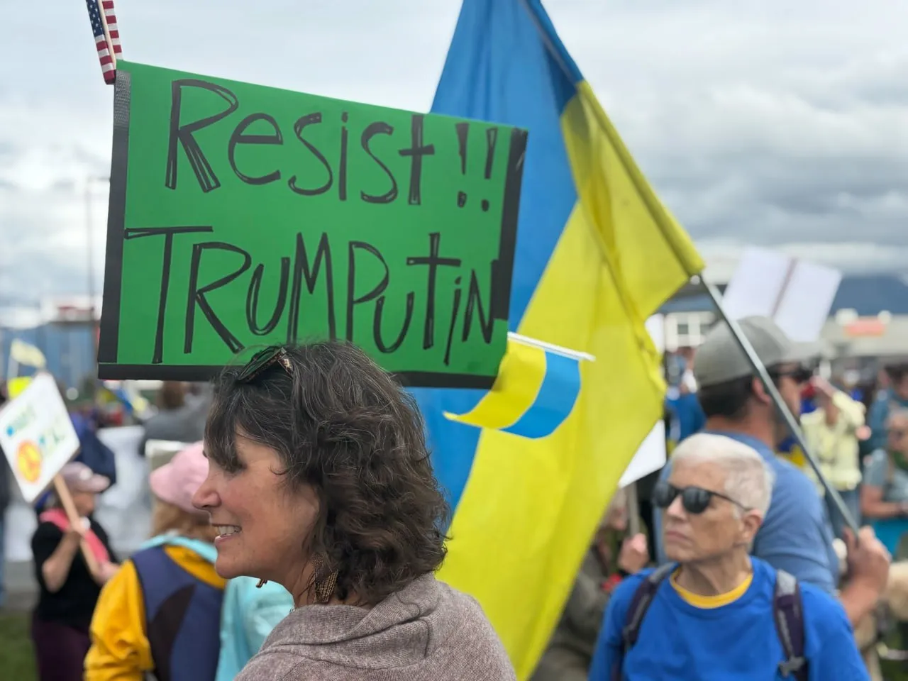 В Анкоридже накануне саммита Трамп-Путин прошел митинг в поддержку Украины