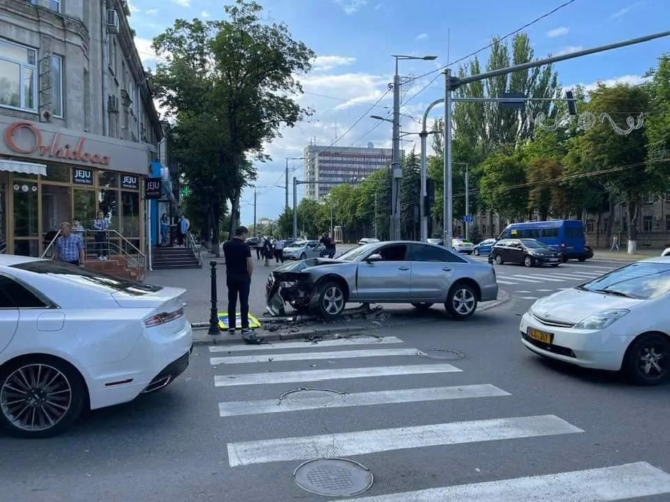 В центре Кишинева автомобиль снес дорожный знак