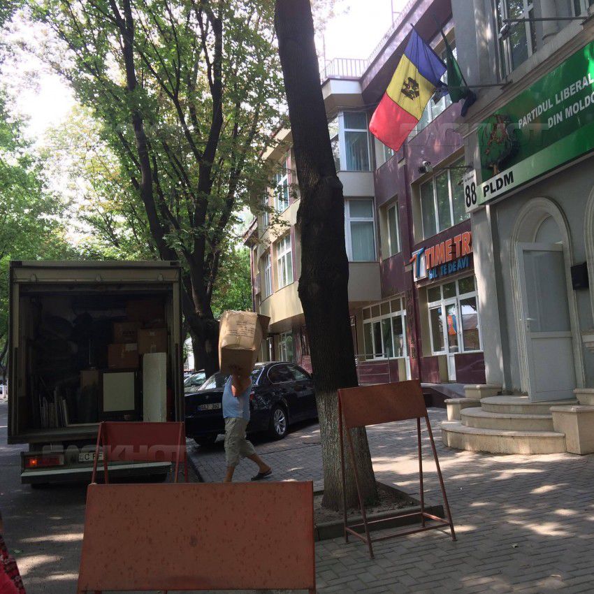 Либерал-демократическая партия переехала в новый, более компактный офис