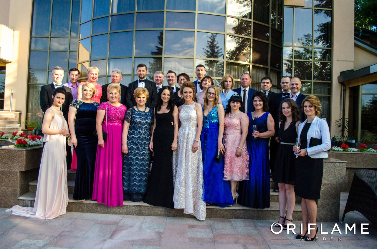 Oriflame приводит другие подробности формулы успеха ®
