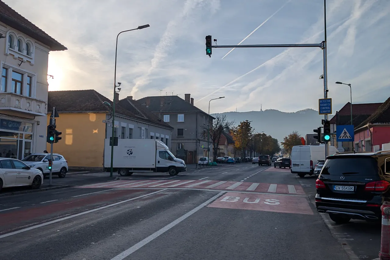 Roșu la semafoarele din Brașov pentru șoferii care depășesc viteza maximă legală
