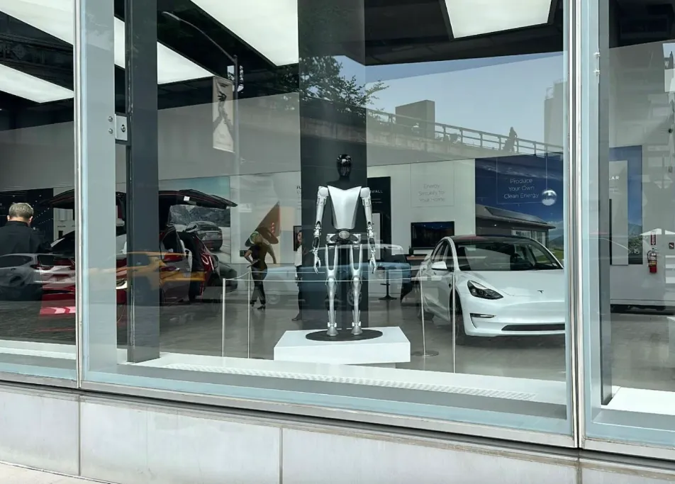 Tesla отправила первую партию роботов Optimus в свои автосалоны