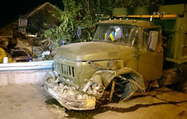 В Харькове грузовик приземлился на крыше дома
