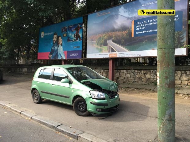 В центре Кишинева на тротуаре стоят брошенными два разбитых автомобиля