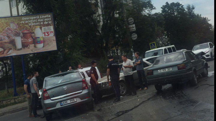 Accident rutier în Capitală: Trei maşini s-au ciocnit violent