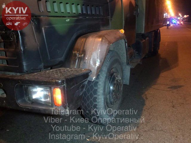 В Киеве автоледи протаранила грузовик, в котором ехали 25 нацгвардейцев