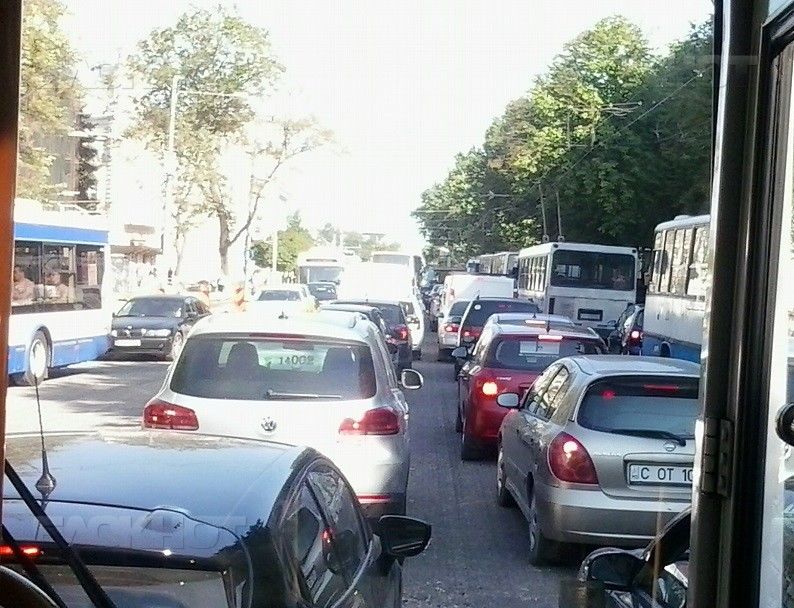 В центре Кишинева в час пик образовались пробки