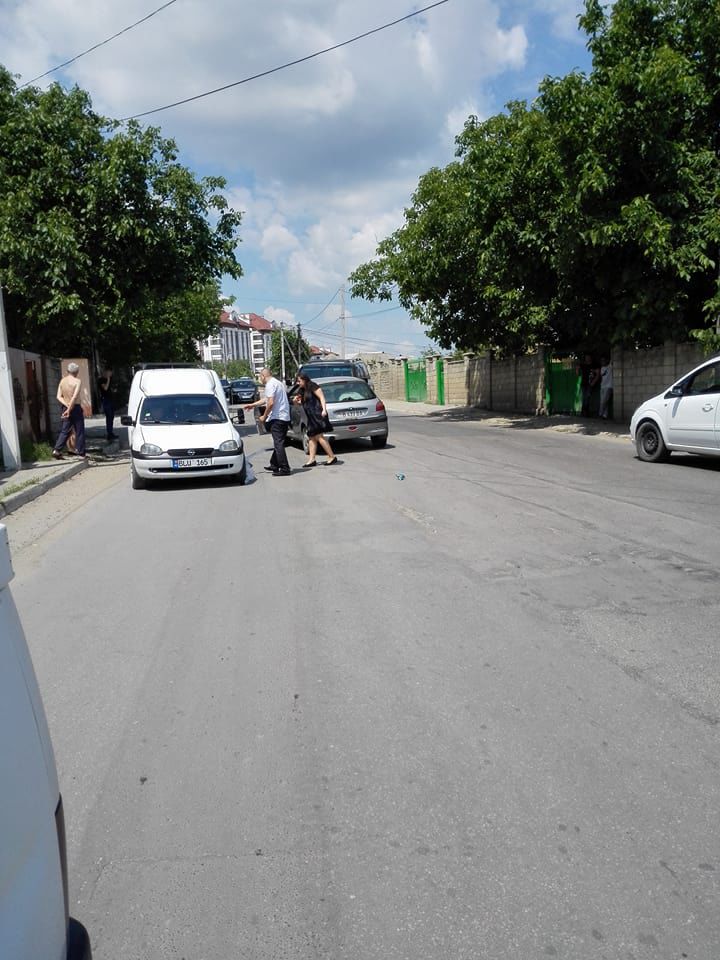 Ciocnire violentă dintre 2 automobile în Durlești: Cauza ar fi gropile de pe drum
