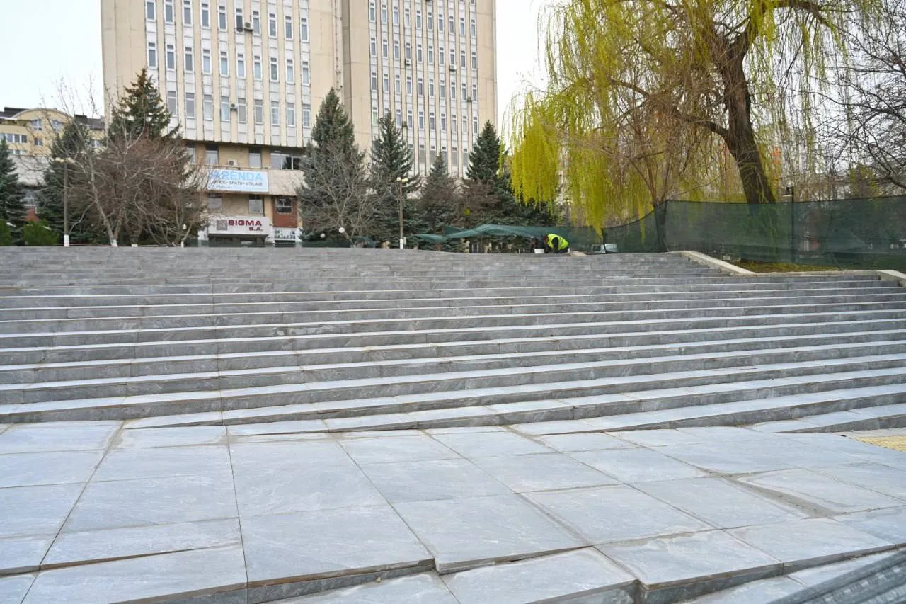 В столичном секторе Ботаника завершается ремонт сквера