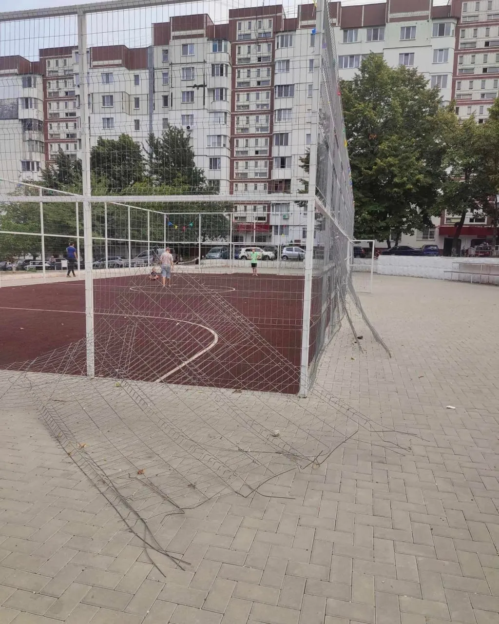 Gardul unui teren de sport din sectorul Ciocana s-a prăbușit: Mai mulți copii ar fi fost răniți