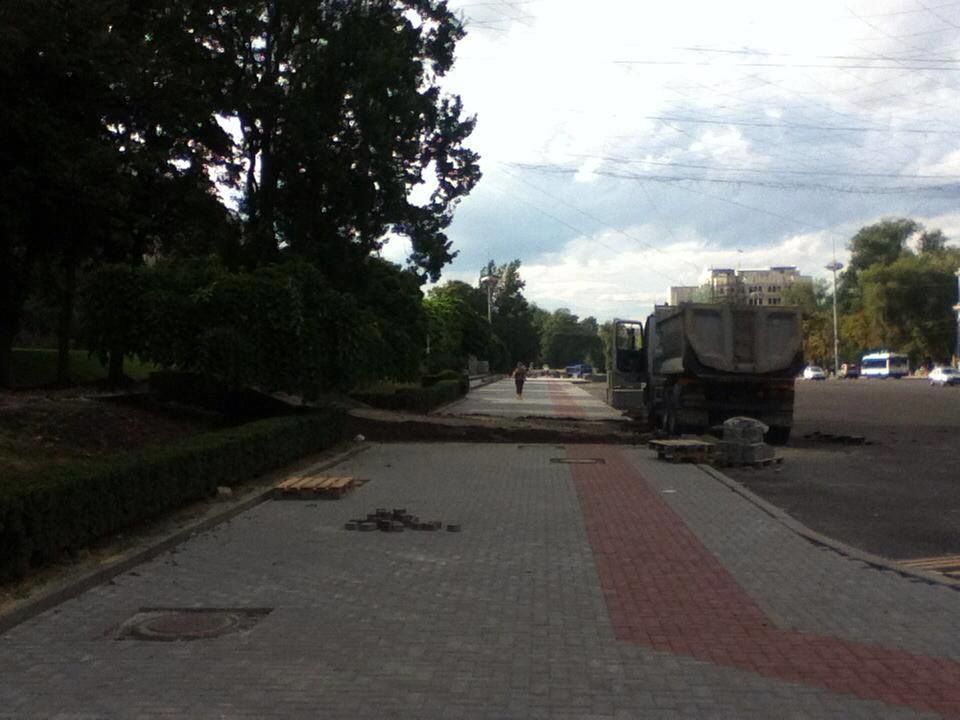 У здания правительства появилась внушительная земляная насыпь