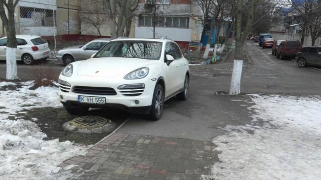 Пешеходы жалуются на водителей, которые паркуются где хотят