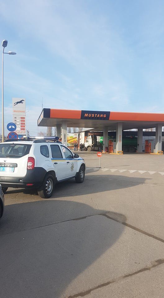 Под Черноморском неизвестные захватили заправку