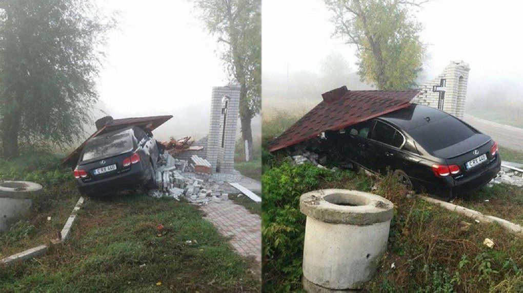 Un Lexus a intrat într-o răstignire de la Bulboaca
