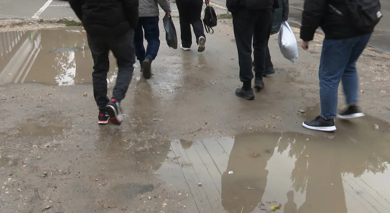 Trotuarele din Capitală, deteriorate în urma ploilor: Primăria promite să intervină