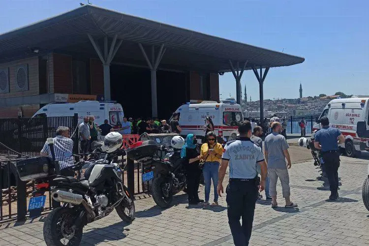 В Стамбуле паром с пассажирами на борту столкнулся с пирсом
