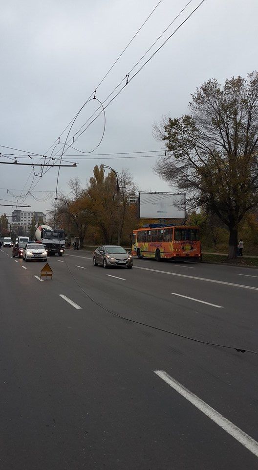 На машину с пассажирами упал высоковольтный провод