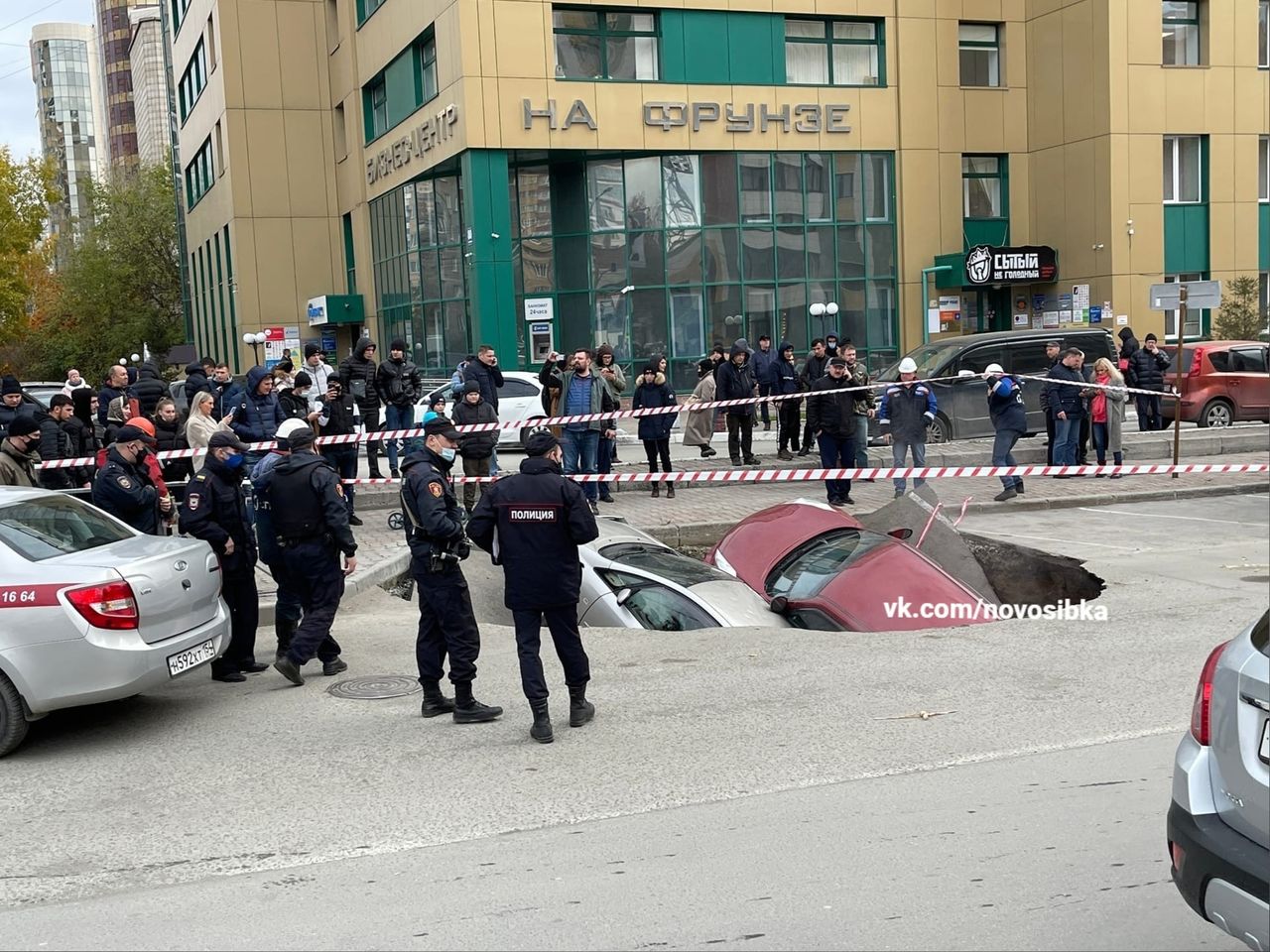 В российском городе машины провалились в яму с кипятком