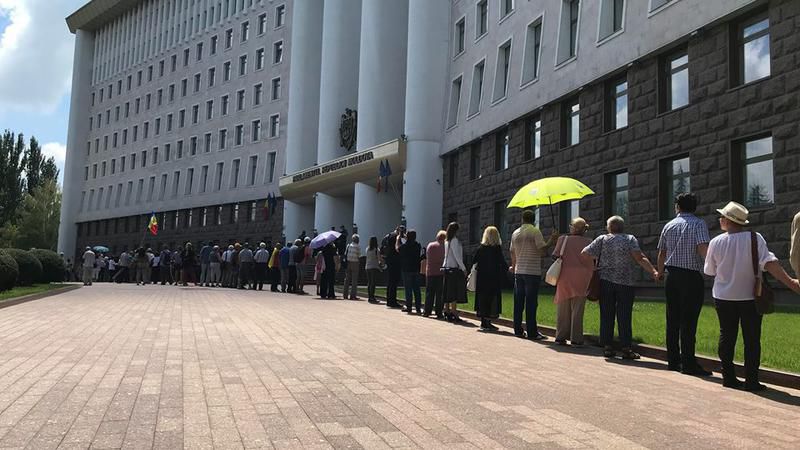 Сторонники Андрея Нэстасе и Майи Санду протестовали у здания Парламента