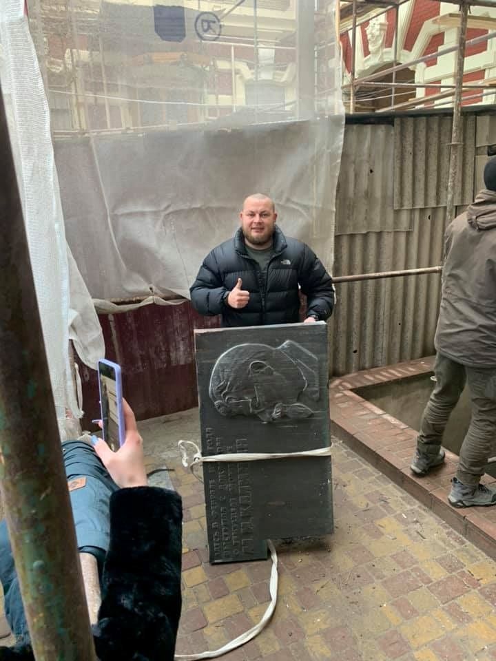 В Одессе повторно убрали мемориальную доску Калинину