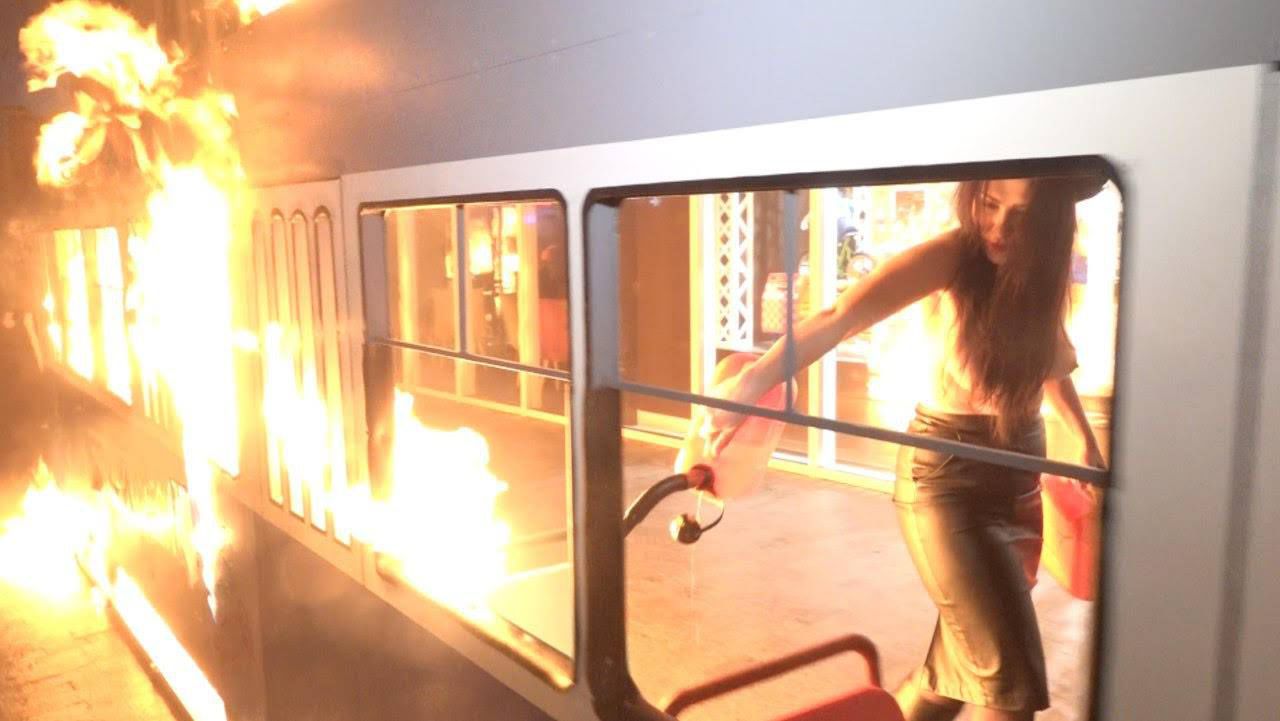 В Виннице активистка Femen подожгла трамвай возле магазина Roshen