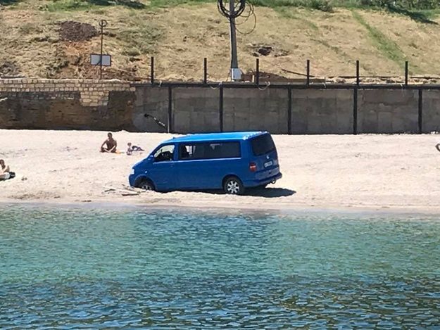 Автолюбитель застрял в песке на пляже в Одессе