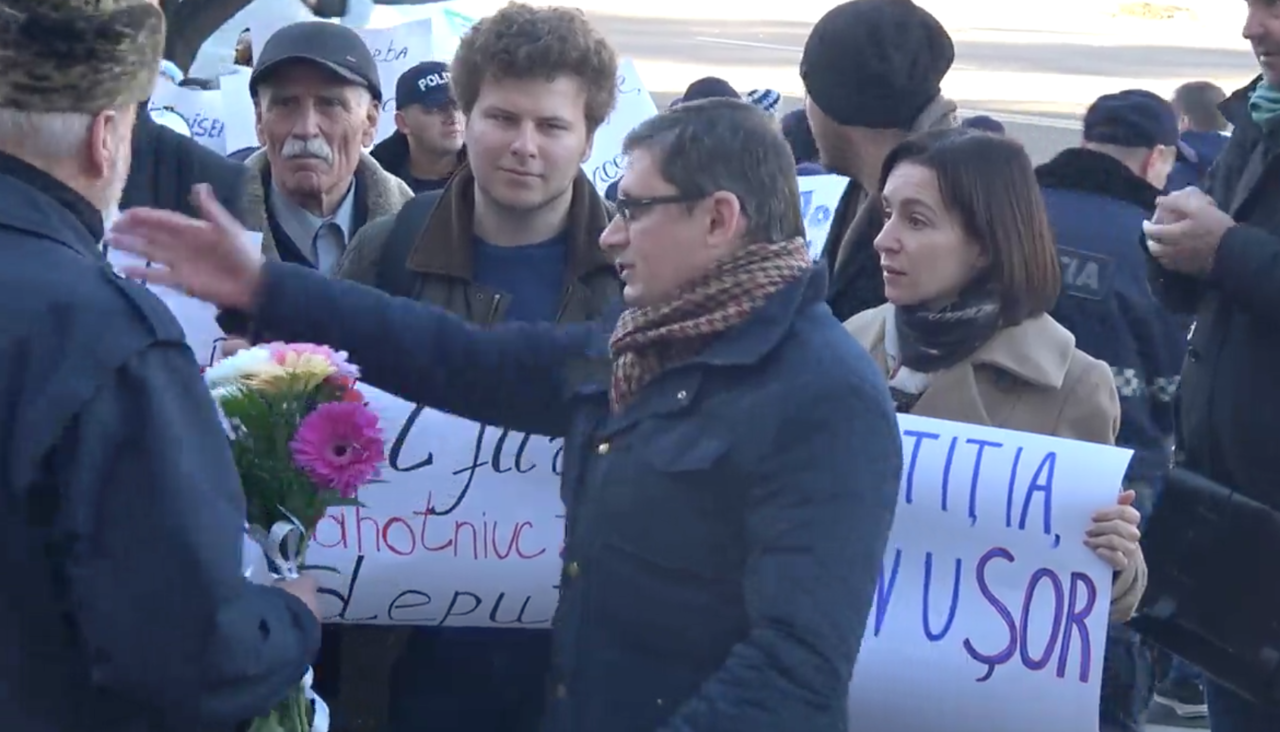 На протесте прохожий предложил Майе Санду стать его женой