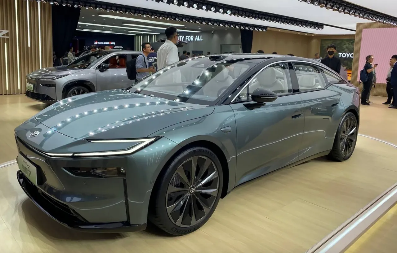 Toyota выпустила в продажу электрокар c пневмоподвеской за 22 тысячи долларов