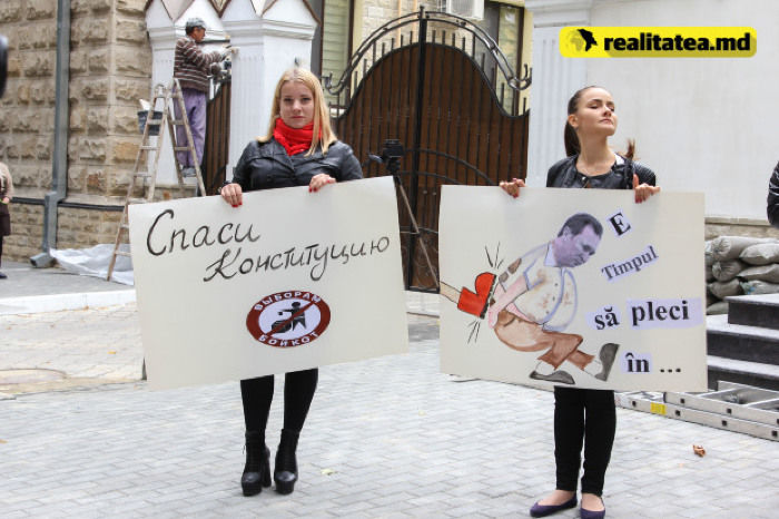 Коммунисты протестовали у конституционного суда с фотографиями членов КС
