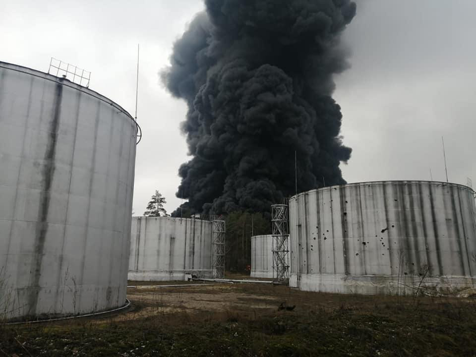 В Чернигове снаряд попал в нефтебазу