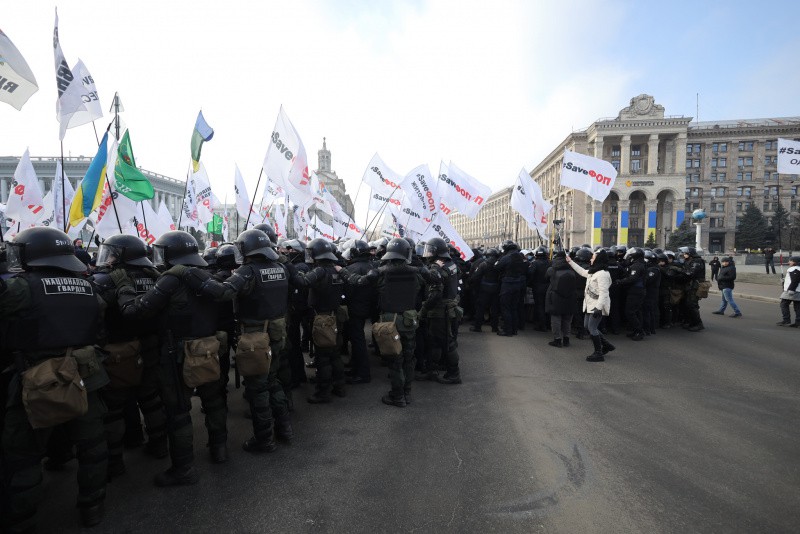 Столкновения в Киеве с протестующими: в силовиков швыряли яйца