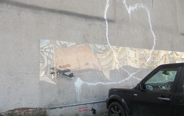 Пропавший мурал Бэнкси вернули на место