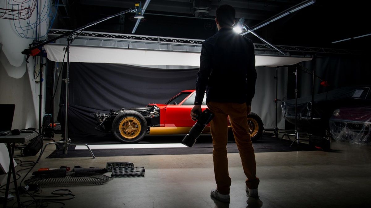 Фотограф сделал из 1500 деталей Lamborghini шедевр