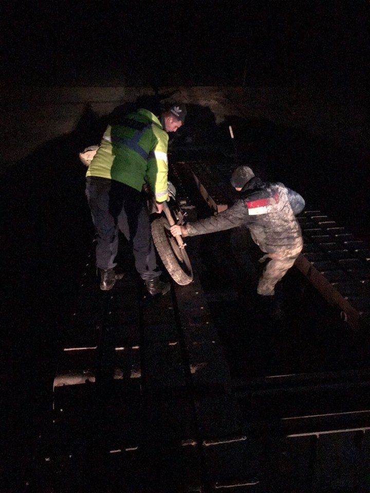 Двое парней свалились на мотоциклах с моста в реку Реут